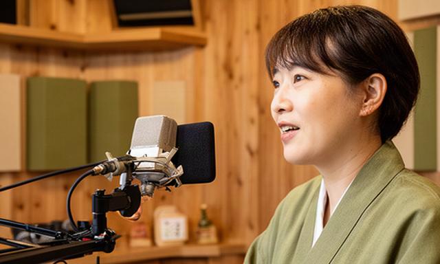 岩手の旅館スタッフが観光案内の音声番組を収録する木質スタジオ